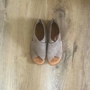 Born, comfortable camel color sandals.